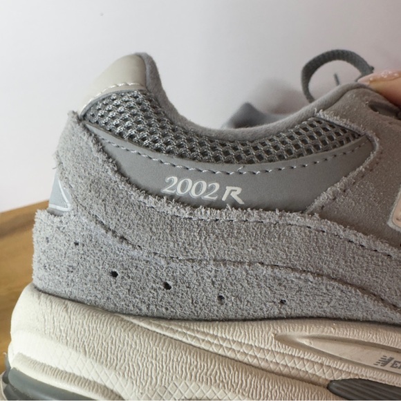 New Balance 2002R Big Kids Gray and Navy Sneakers, Size 6.5 Retails for $100 - Picture 5 of 8